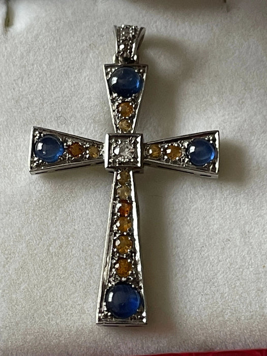 Pendentif Croix en pendentif or blanc diamants et saphirs 58 Facettes