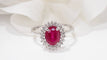 Bague 59.5 Bague marguerite en or blanc, rubis et diamants 58 Facettes 4833