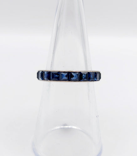 Bague 51 Alliance américaine or blanc, saphirs bleus calibrés synthétiques (circa 1950) 58 Facettes A06111