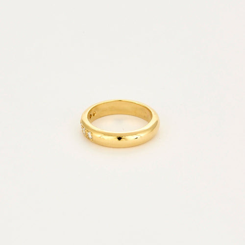 Anel em ouro amarelo e diamantes engastados em grão 