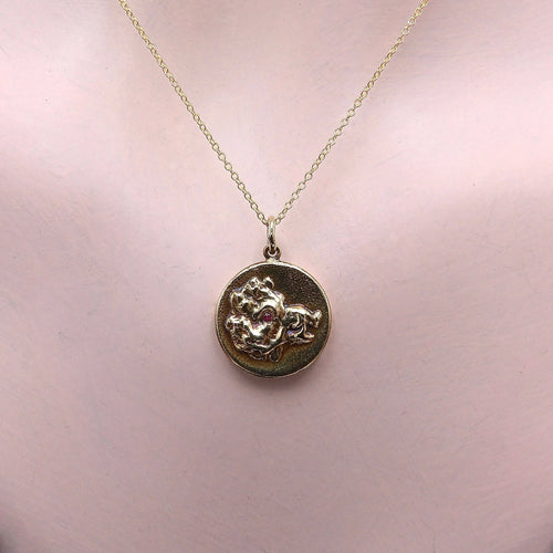 Pendentif Pendentif-charme sanglier signature d'inspiration victorienne en or 14 carats et rubis 58 Facettes