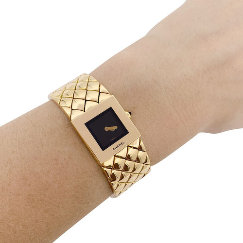 Montre Montre Chanel, "Matelassée", or jaune. 58 Facettes 33626