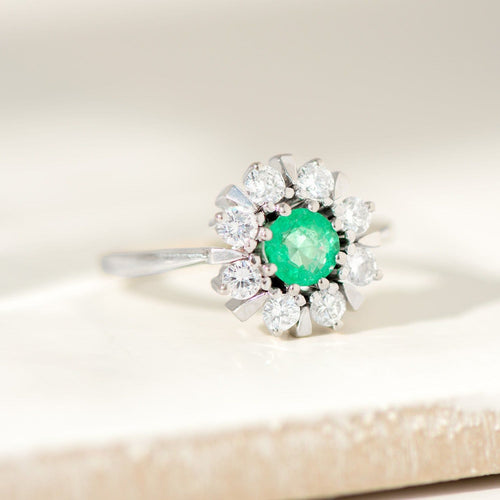 Bague 57.5 💚 Bague en or blanc 14 carats sertie d'émeraudes et de diamants | Modèle Entourage | Vintage, vers 1970 58 Facettes