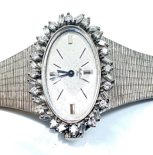 Montre Montre de dame en or blanc 18 carats en diamants ronds et baguettes. Signée PAILLARD PARIS 58 Facettes AB208