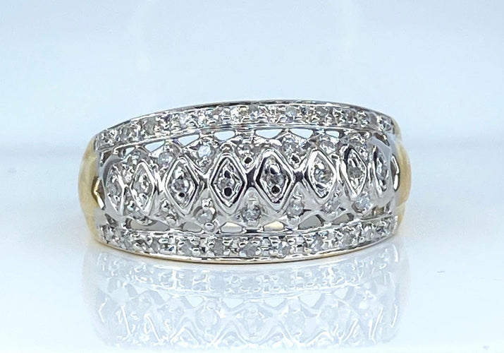 Keltakultainen sormus ja timantteja 