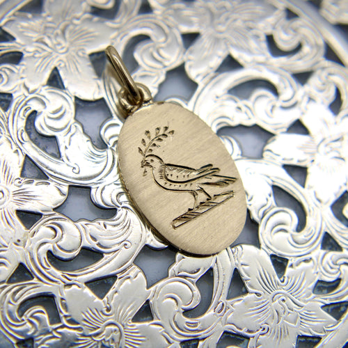 Pendentif Pendentif Oiseau de la Paix gravé à la main en or 14 carats 58 Facettes A2001C