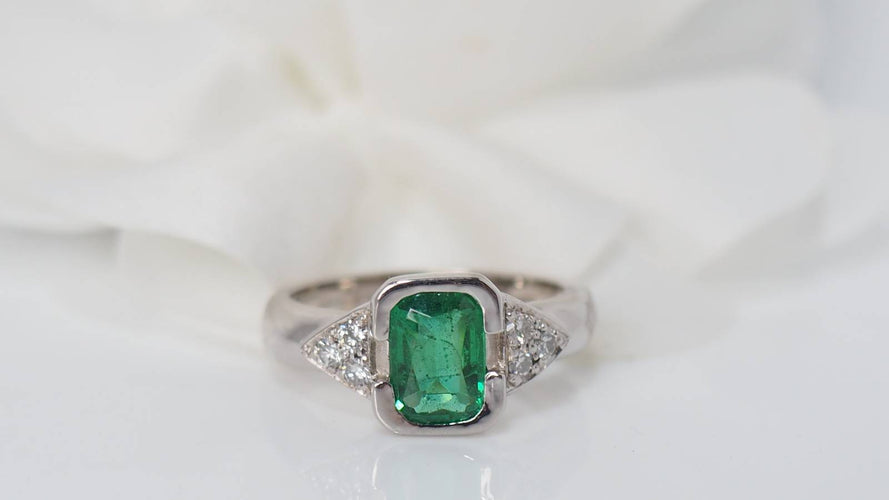 Bague 54 Bague en or blanc, émeraude et diamants 58 Facettes 31390