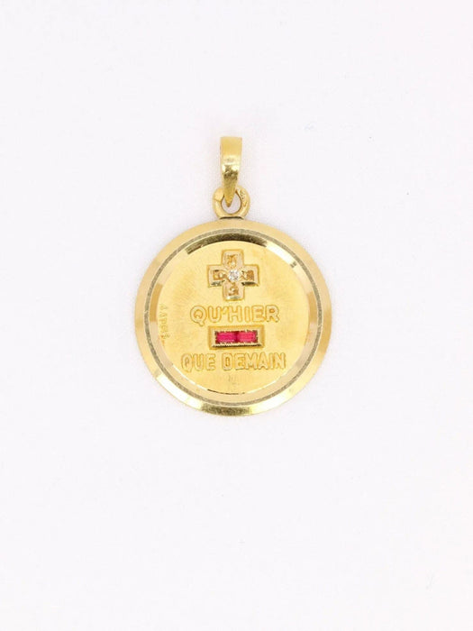 Pendentif AUGIS - Médaille amour ronde Plus qu'hier moins que demain or jaune diamant rubis 58 Facettes J623