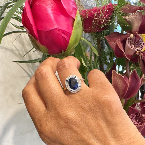 Platyna i żółte złoto, diament, pierścionek z klastrem szafirów Verneuila 