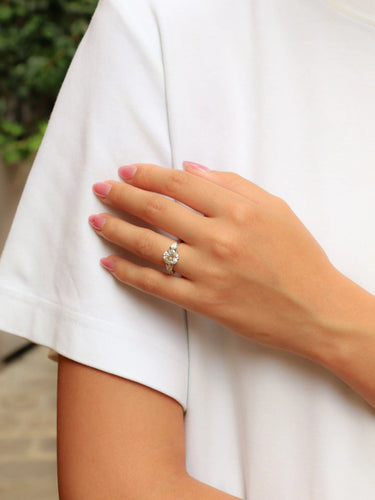 Bague 51.5 Bague trilogie or blanc diamant rond 2.07 ct diamants poires 58 Facettes 977