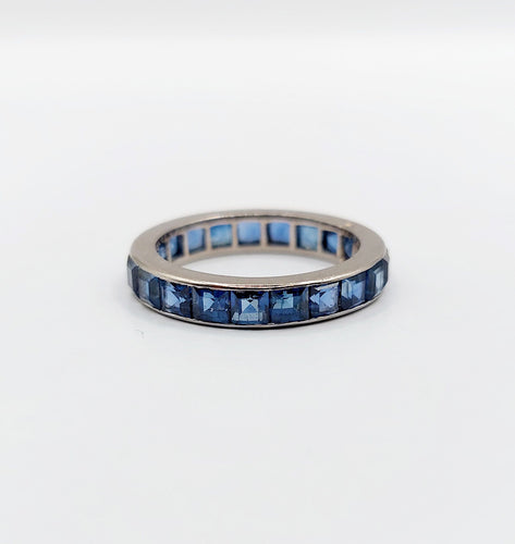 Bague 51 Alliance américaine or blanc, saphirs bleus calibrés synthétiques (circa 1950) 58 Facettes A06111