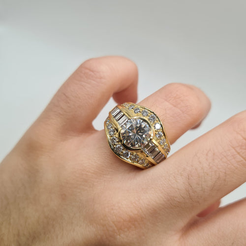 Bague 54 Bague or jaune, diamants ronds et diamants baguettes 58 Facettes