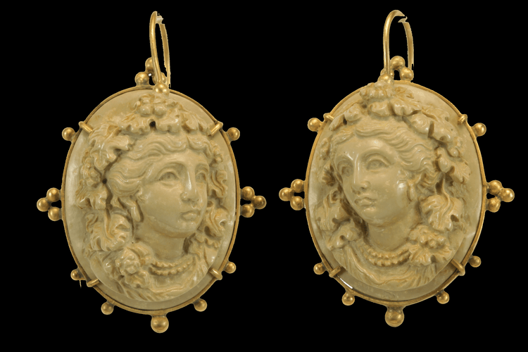 Boucles d'oreilles Boucles d'oreilles en or avec camées de lave antiques 58 Facettes 7680