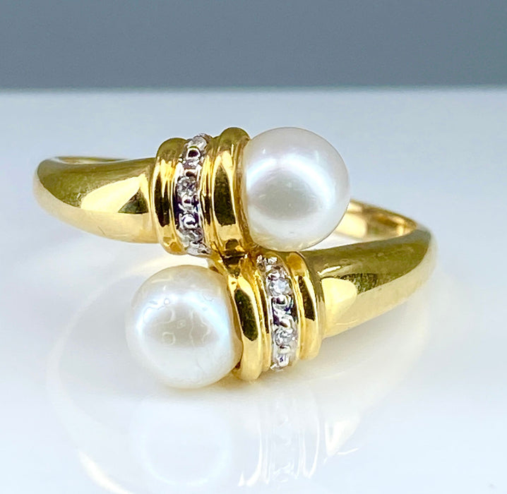 Yellow gold ring, 2 pearls and 6 diamonds