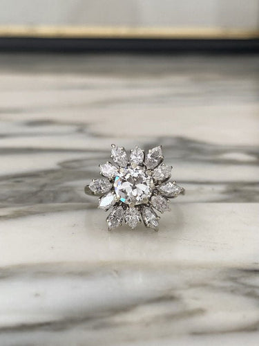 Bague 53 Bague fleur en or blanc et diamants 2.80 Ct 58 Facettes