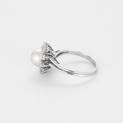 Ring met glanzende bloembladen in witgoud, parel en diamanten 