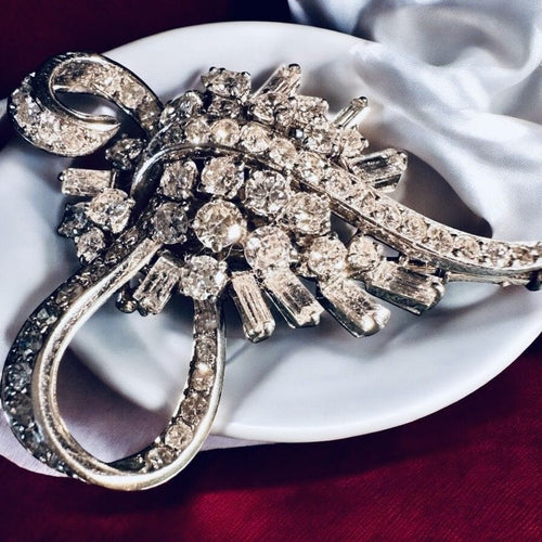 Broche Broche Art Déco en or gris, platine, diamants 58 Facettes