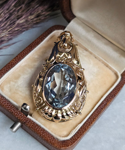 Neo-Victorian style pendant in 14-carat yellow gold and blue spinel 