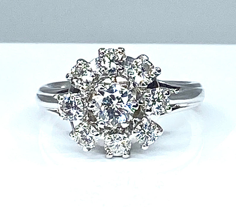 Daisy ring in witgoud bezet met 9 diamanten