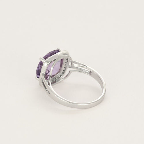 Beyaz altın yüzük, ametist ve küçük pırlantalar 