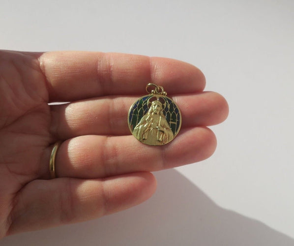 Pendentif Becker - Médaille pendentif Jésus Christ émail plique-à-jour en or jaune 18k 58 Facettes