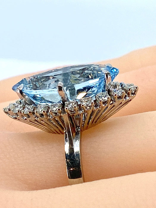 White gold, aquamarine and 18 diamond ring