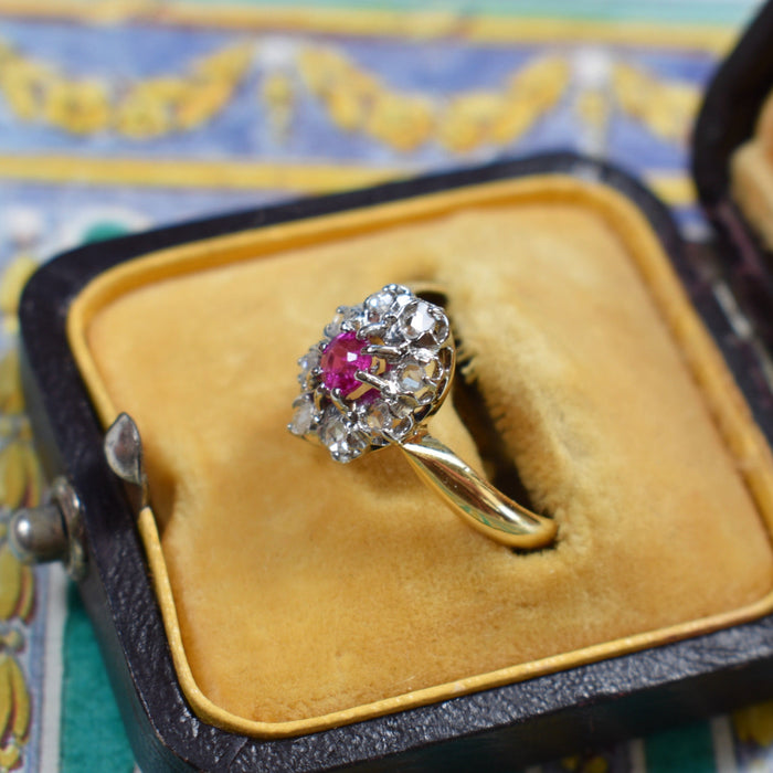 Anillo Margarita oro amarillo, diamantes, rubíes Circa 1900