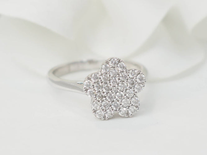 Bague 52 Bague fleur en or blanc et diamants 58 Facettes 21524