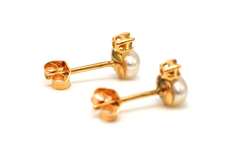 Boucles d'oreilles Boucles d'oreilles contemporaines or jaune serties de perles et de diamants 58 Facettes B760