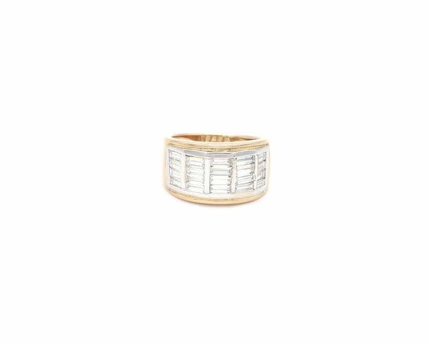 Bague en or rose et blanc sertie de diamants taille baguette de 2,40 ct