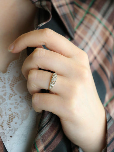 Geometrický prsten z bílého zlata s diamanty 