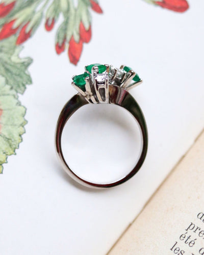 Kroužek Toi & Moi z bílého zlata se smaragdy a diamanty