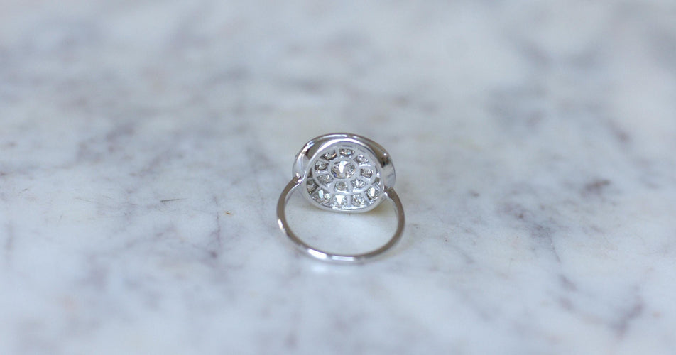 装饰艺术风格圆形靶心戒指，镶有 1.60 克拉钻石