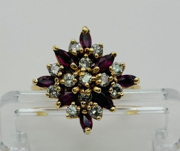 Bague 47 Bague en or avec rubis et diamants. 58 Facettes 50156