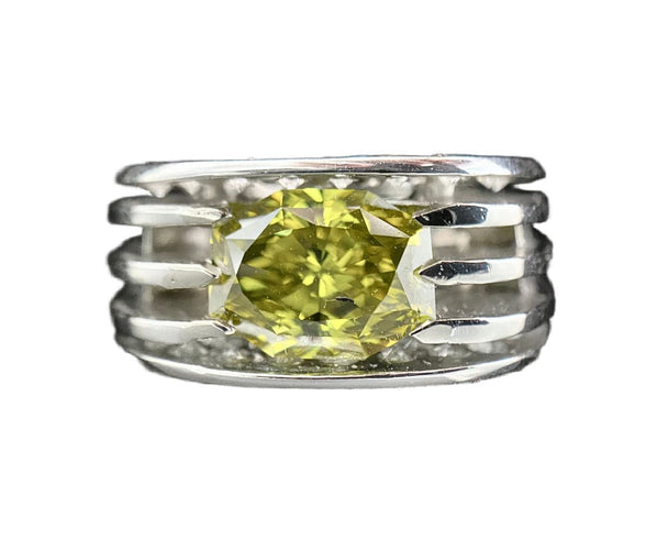 Bague 56 Bague en platine serti d'un diamant jaune taille radiant de 3,28 carats 58 Facettes