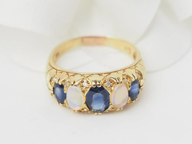 Bague 56.5 Bague jarretière en or jaune, saphirs et pierres de lune 58 Facettes 33246