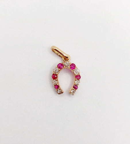 Pendentif Pendentif fer à cheval or rose, diamants et rubis (circa 1900) 58 Facettes A06034