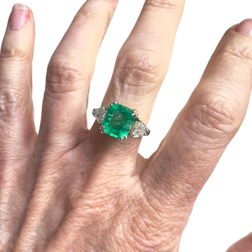 Bague Bague en or blanc, émeraude et diamants du XXe siècle avec certificat de laboratoire 58 Facettes Q63B