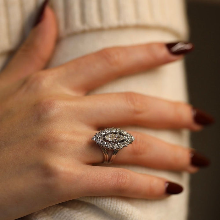 Marquise ring in white gold with brilliant diamonds and navette