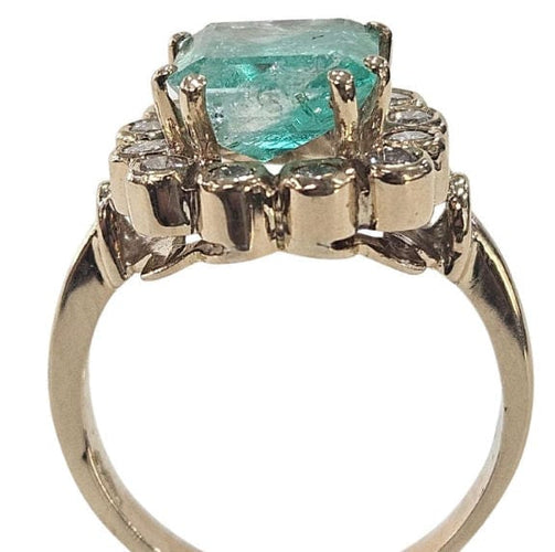 Bague 51 Bague en or jaune sertie d'une émeraude colombienne naturelle de 2,20 carats et de diamants 58 Facettes Q409B