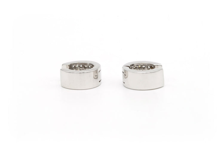 Współczesne kolczyki z białego złota 18 karatów wysadzane diamentami o szlifie brylantowym (+-0,35ct) 