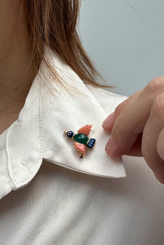 CARTIER - Vogelbroche, geel goud, roze koraal, chrysopraas, robijn, blauw email
