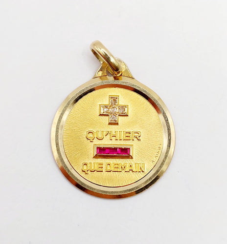 Pendentif AUGIS - Pendentif médaille d'amour 23mm or jaune et rubis  "+ QU'HIER - QUE DEMAIN" 58 Facettes A06132