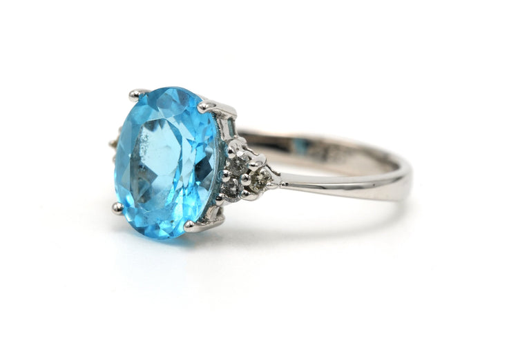 Bague 50 Bague contemporaine sertie d'une topaze et de diamants en or blanc 14 carats 58 Facettes 23124