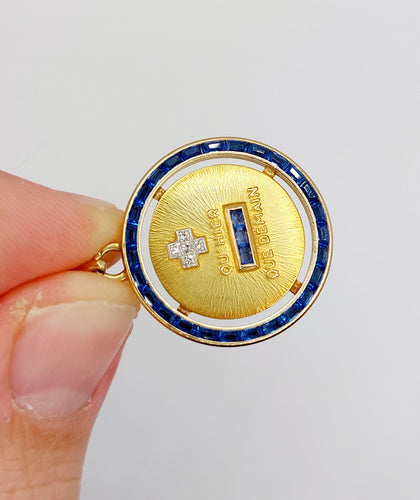 Pendentif AUGIS - Pendentif médaille d'amour 23mm or jaune, diamants et saphirs calibrés 58 Facettes A06326