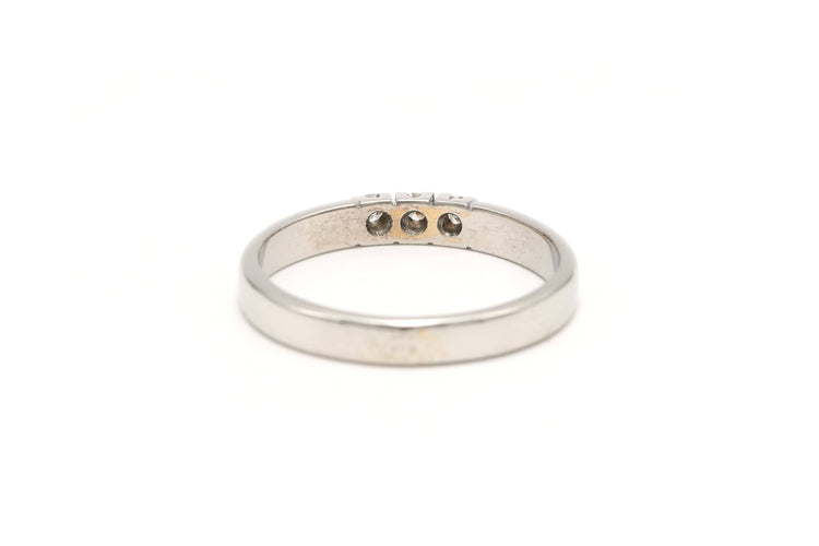 Bague 54 Bague contemporaine en or blanc sertie de diamants 58 Facettes A079