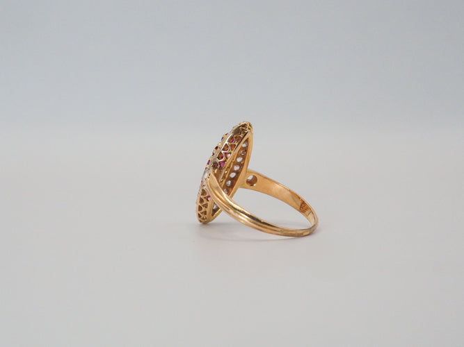 Bague 52 Bague Marquise or jaune, diamants, rubis 58 Facettes 4574