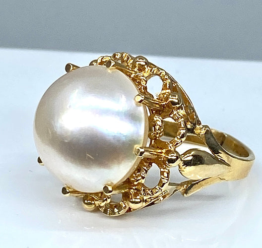 Bague 52 Bague et boucles d’oreilles en or jaune 18 carats et perles mabé. 58 Facettes AB309