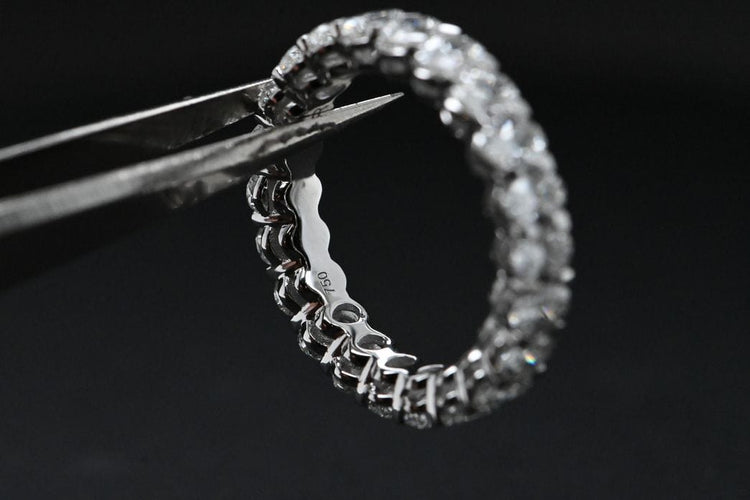 Bague 54 Alliance en or blanc et diamants 3 330 cts 58 Facettes