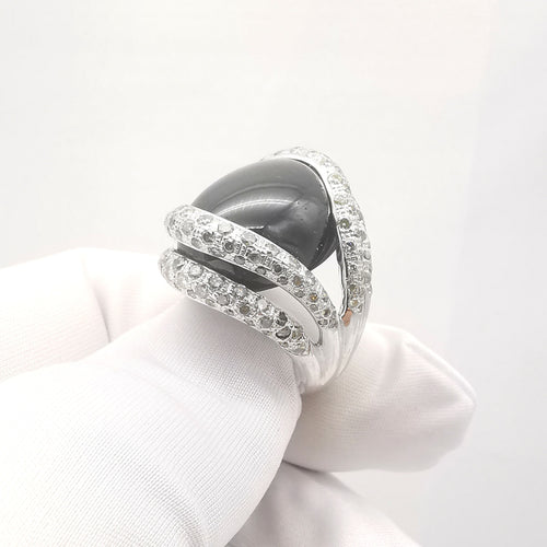 Bague 54 Bague or blanc, onyx & diamants 58 Facettes